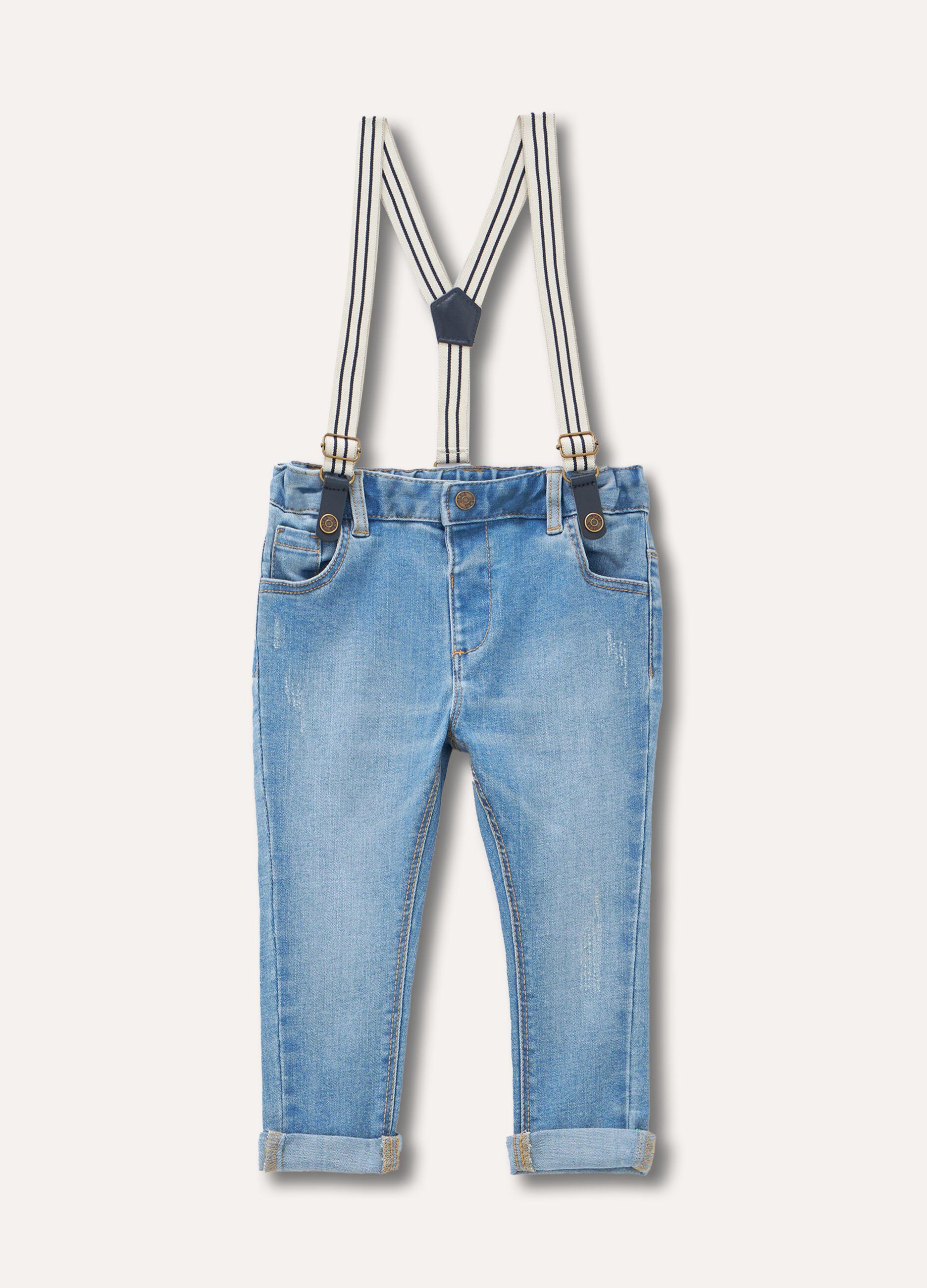 Jeans con bretelle in misto cotone neonato_0